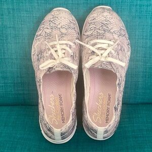 Skechers Womens Memory Foam Fit Sneaker Cream/Pink/Grey Snake Pattern SlipOn 5.5